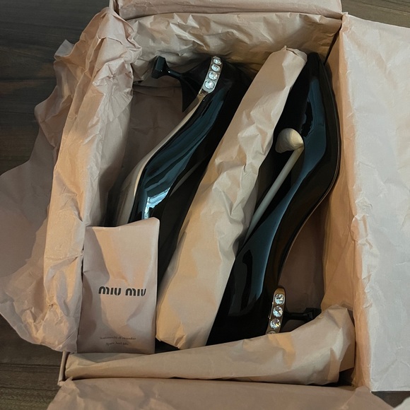Miu Miu Black Patent Leather Pointed Toe Kitten Heel Pumps + CRYSTAL - Picture 5 of 7